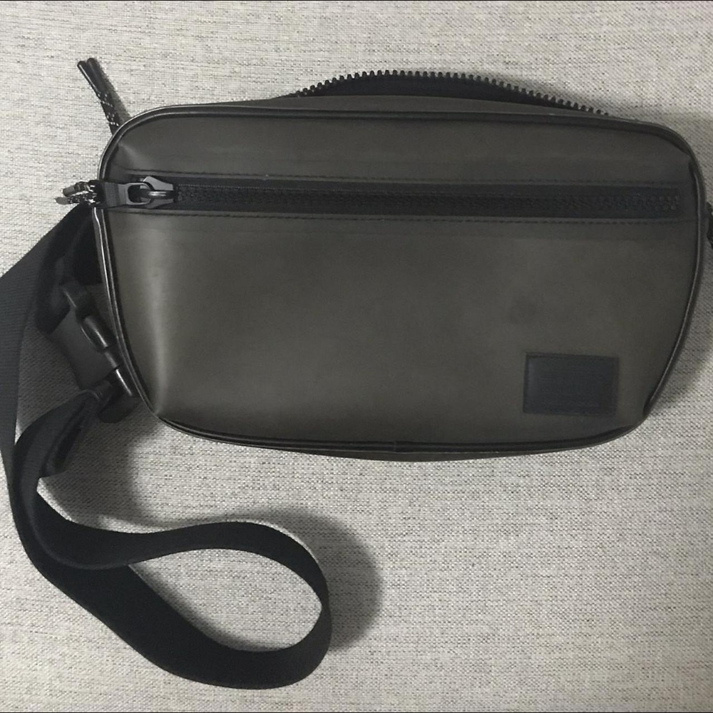 Banana Republic khaki green belt bag